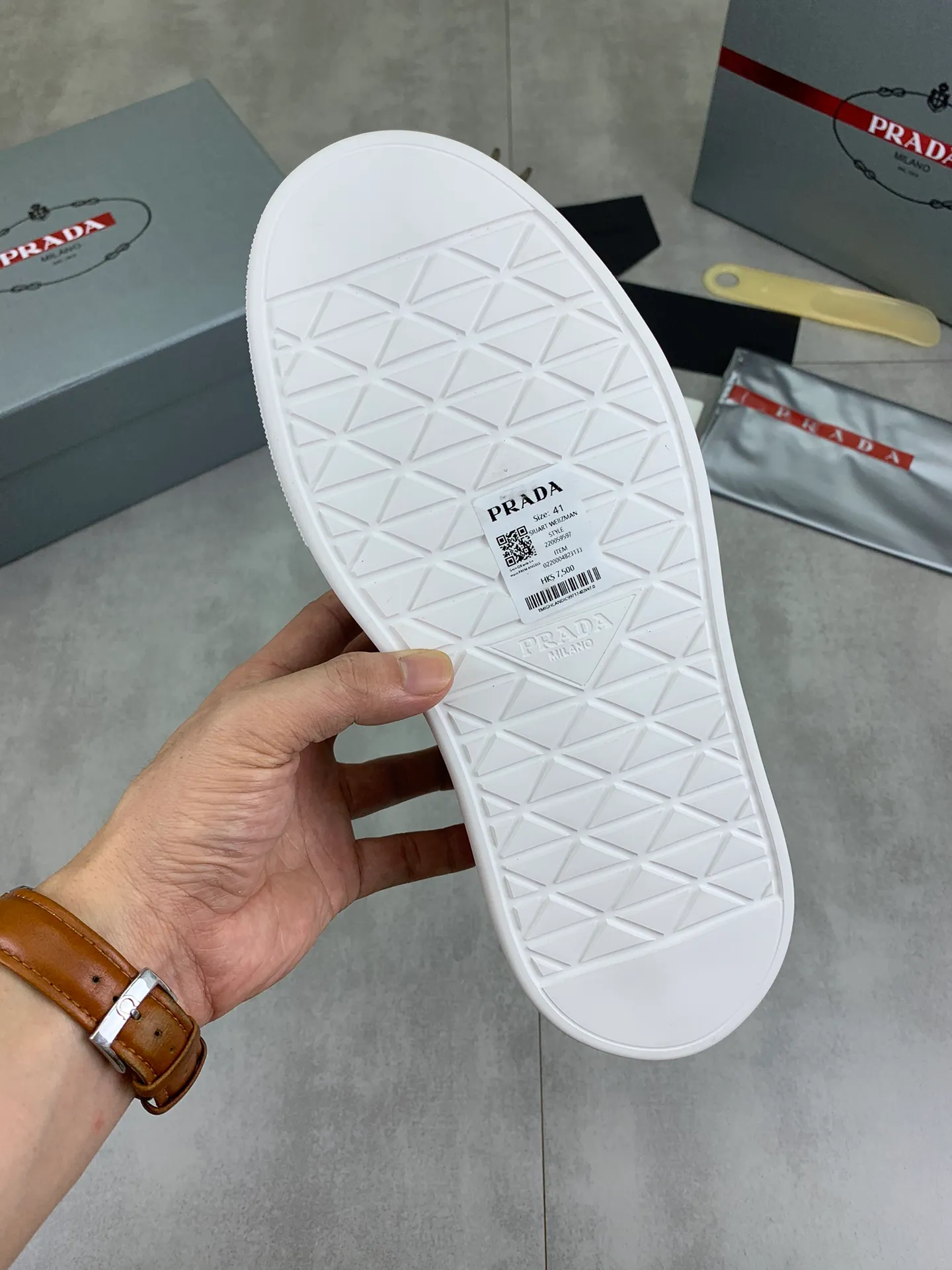Men's shoes 💰P580 new (higher version) new models are available at PRADA counters simultaneously, new men's shoes, 😘 fabrics are selected from original calfskin. First layer of imported silk cowhide lining. The original version is awesome! 👍🏿Original open-molded non-slip PU outsole, with exquisite lines, simple and elegant, super comfortable and classy on foot, suitable for leisure travel. Code number: 38 to 44 (45 customized) 4️⃣ colors available